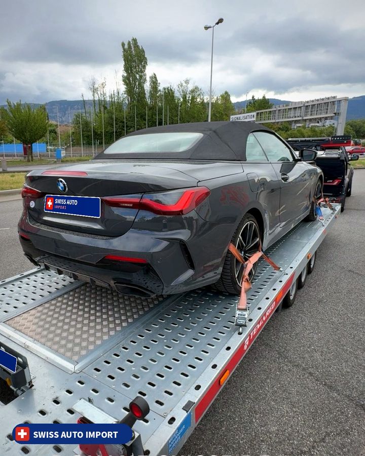 BMW 440i Cabriolet grise sur plateau à la douane