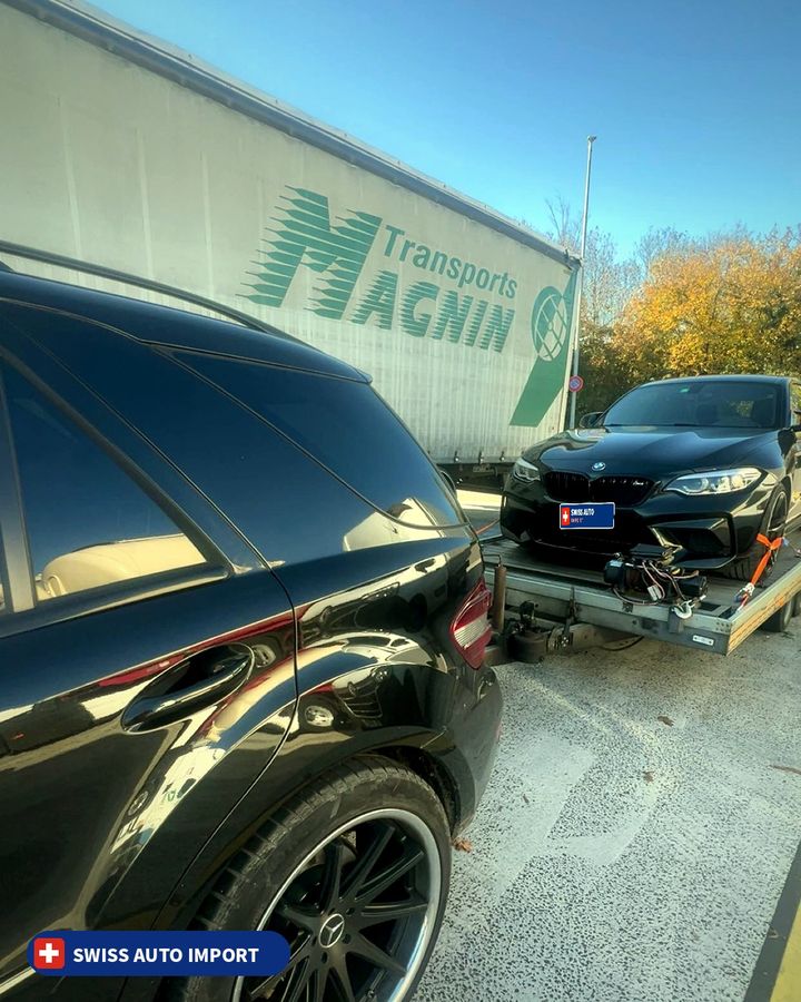 BMW M2 noire sur plateau à la douane