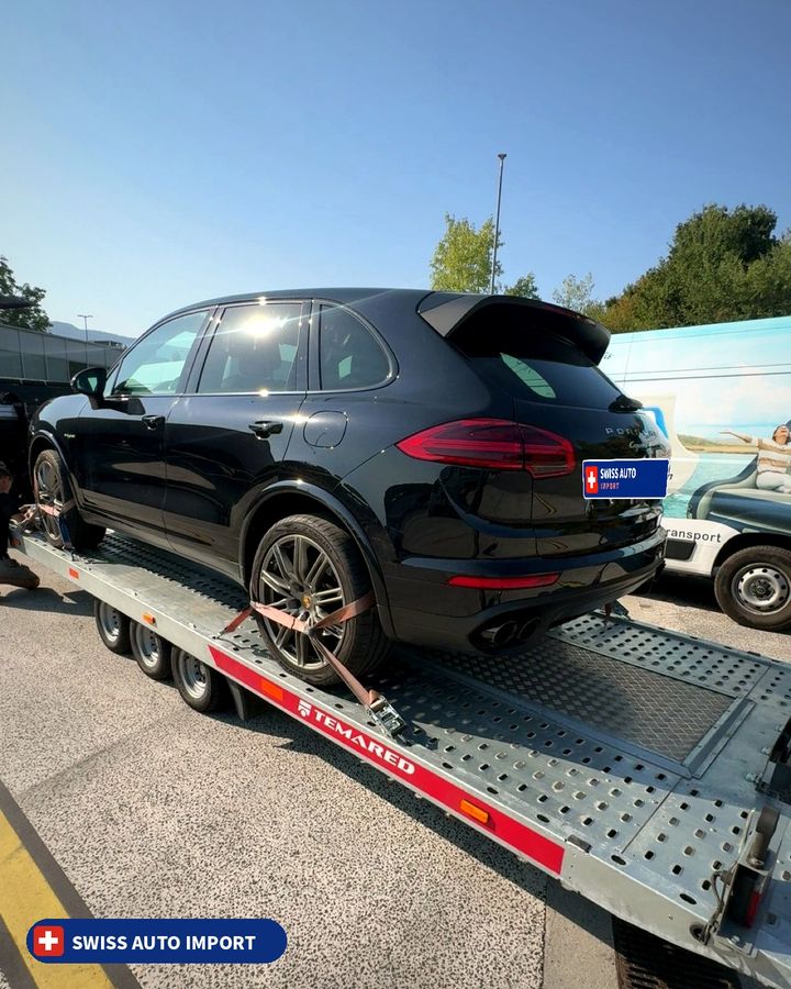 Porsche Cayenne S E-Hybrid noire sur plateau